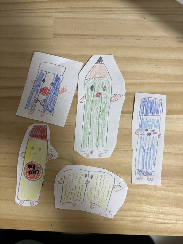 子どもが色鉛筆で描いた文房具キャラクターの絵
